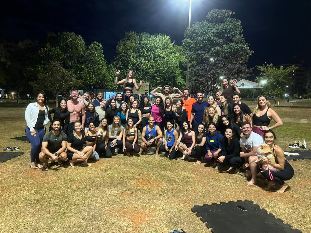 Turma do Desafio reunida ao ar livre num coletivo de acroyoga