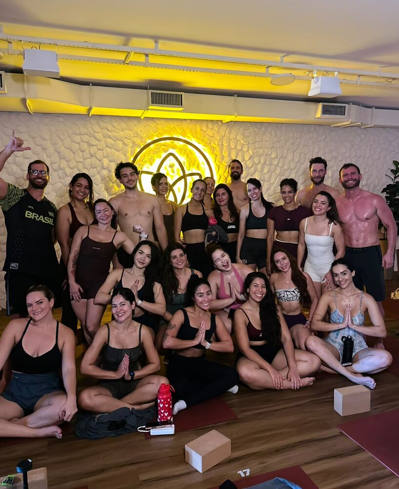 Turma do Desafio reunida num coletivo de hot yoga