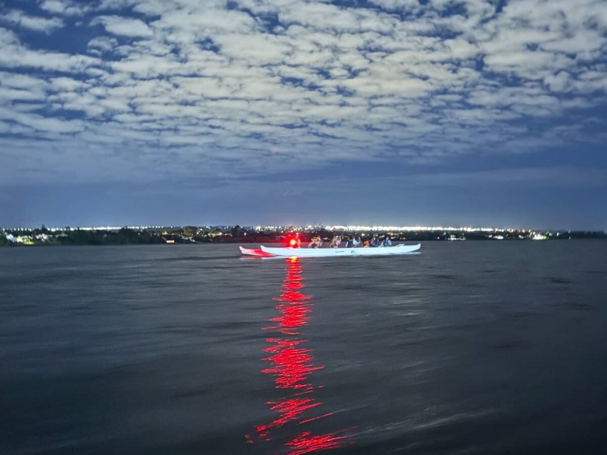Comunidade Adrena no lago à noite