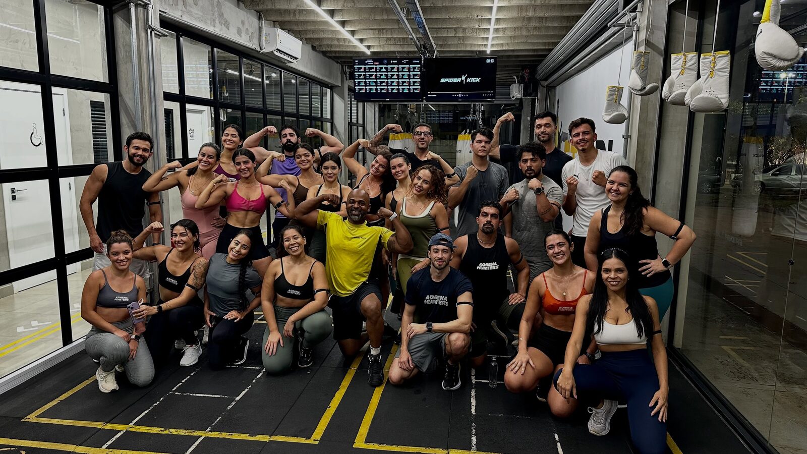 Grupo reunido num encontro do Desafio Fitness da Adrena