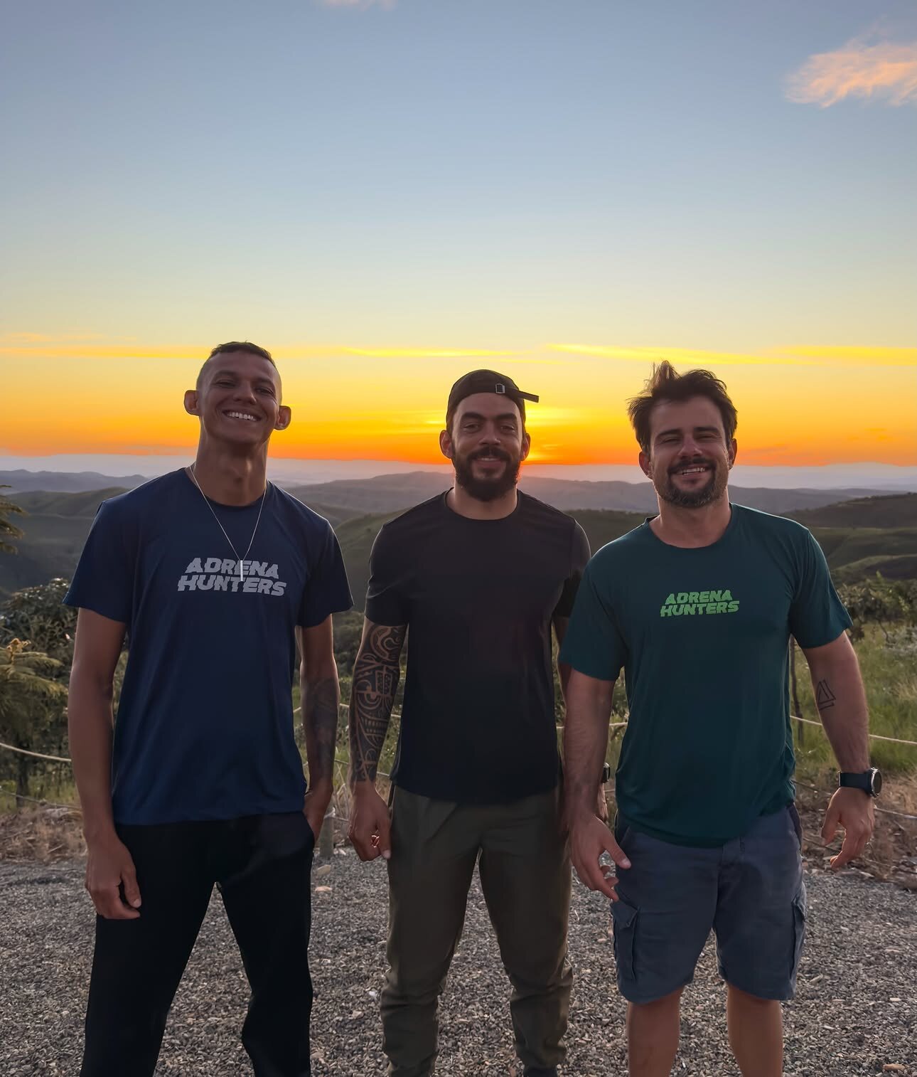 A comunidade Adrena Hunters reunida à noite, camisetas da marca