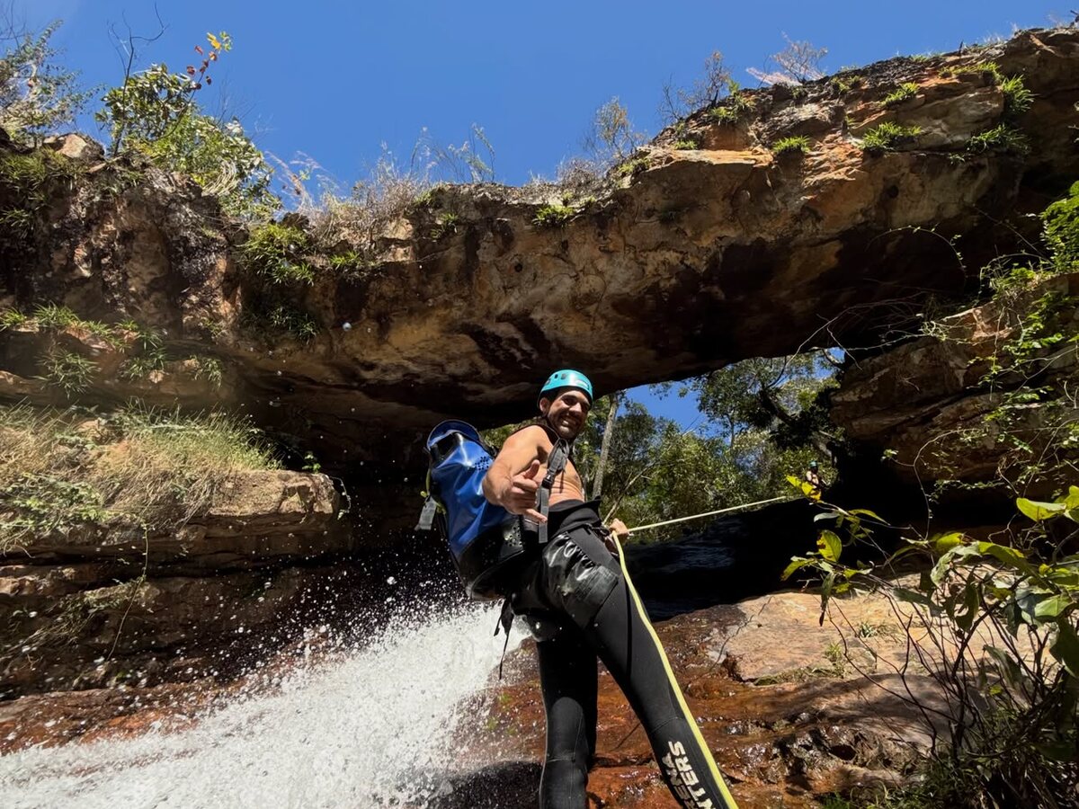 Rapel sob o arco de pedra na Foss, Brazlândia
