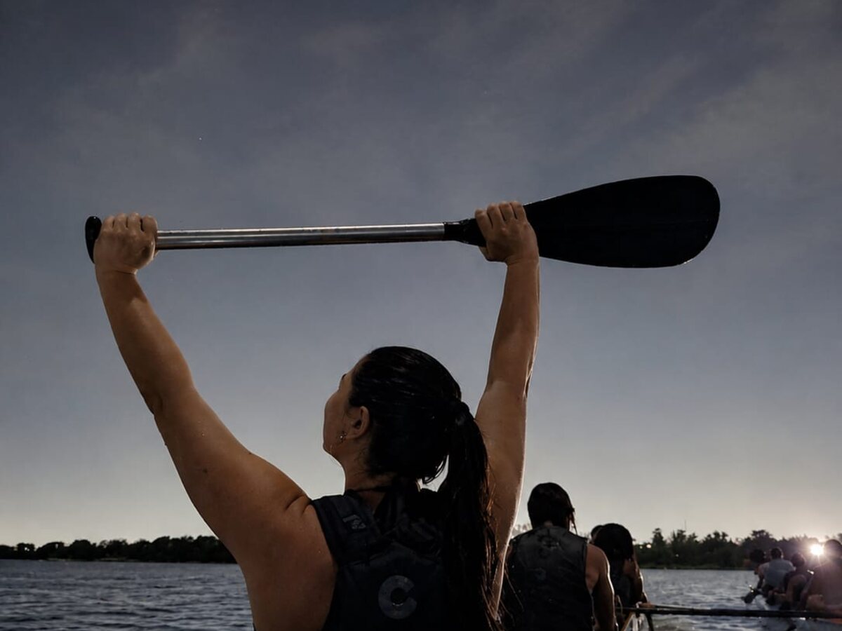 Remada noturna no Lago Paranoá em canoa havaiana