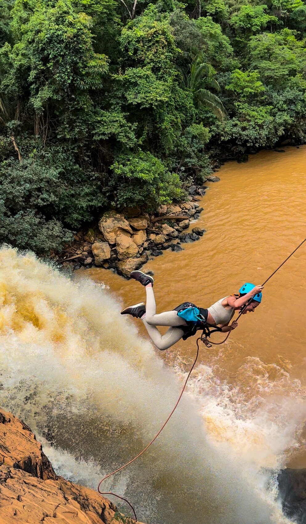 Salto pendular (rope jump) na cachoeira em Goiânia-GO com a comunidade Adrena
