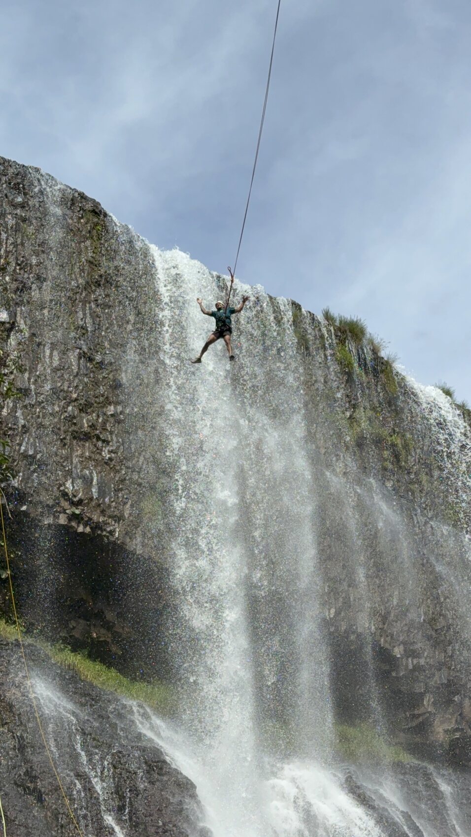 Salto pendular (rope jump) na cachoeira em Uberlândia-MG com a comunidade Adrena