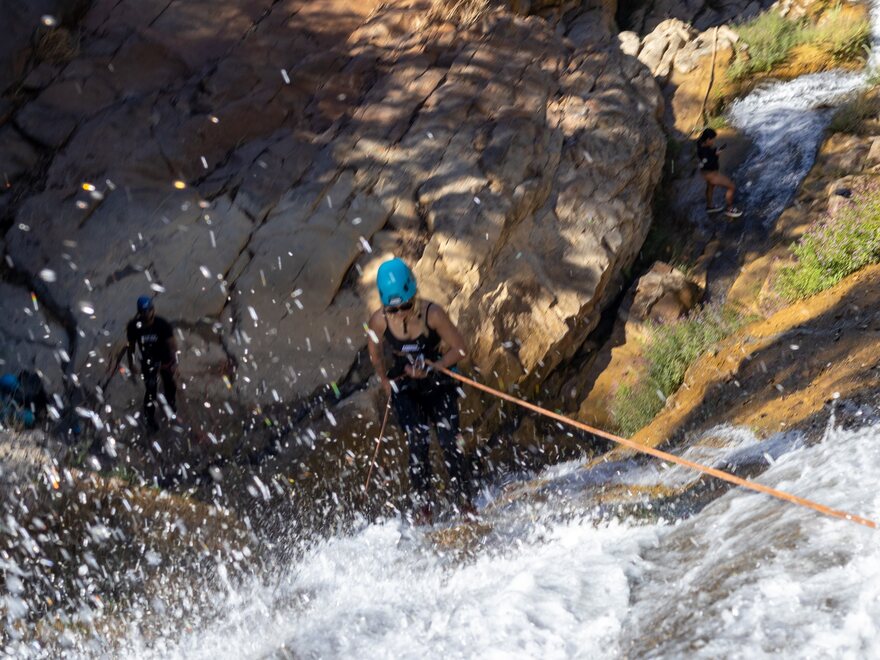 Descida de rapel dentro da queda d'água da Cachoeira Bisnau, em Formosa-GO