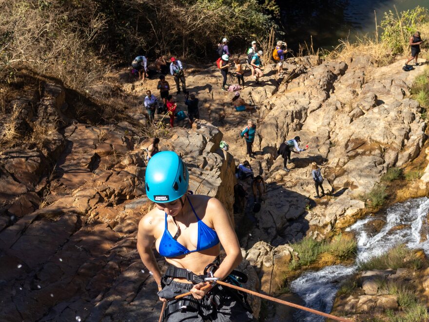 Rapel na Cachoeira Bisnau com a comunidade acompanhando das pedras