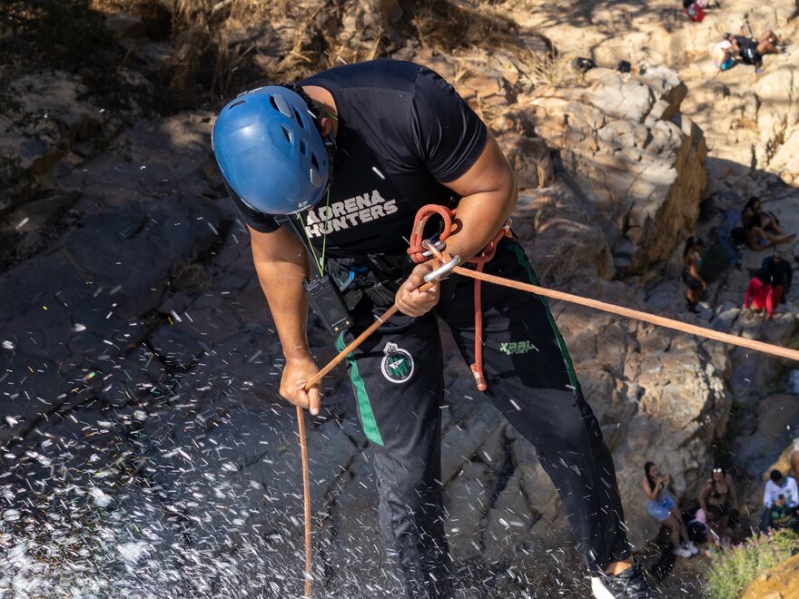 Guia do Adrena Hunters conferindo a corda antes da descida na Bisnau