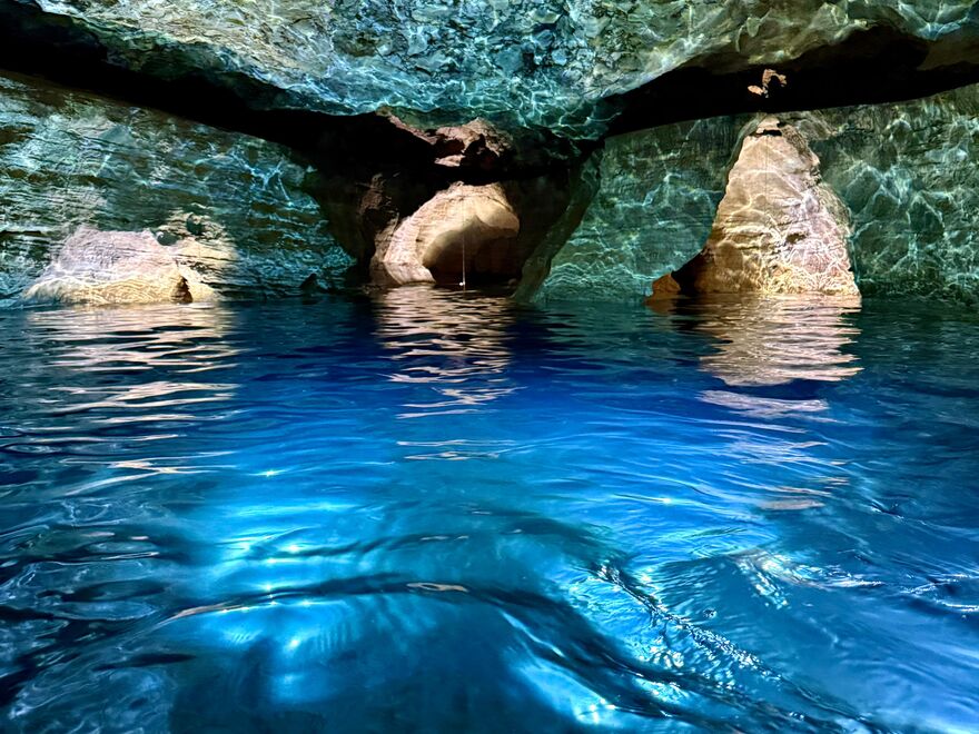 Água azul da gruta da Dolina