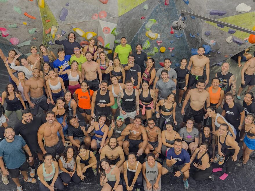 Turma da escalada indoor reunida