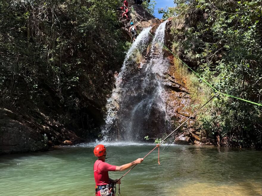 Rapel na cachoeira durante a Experiência Foss