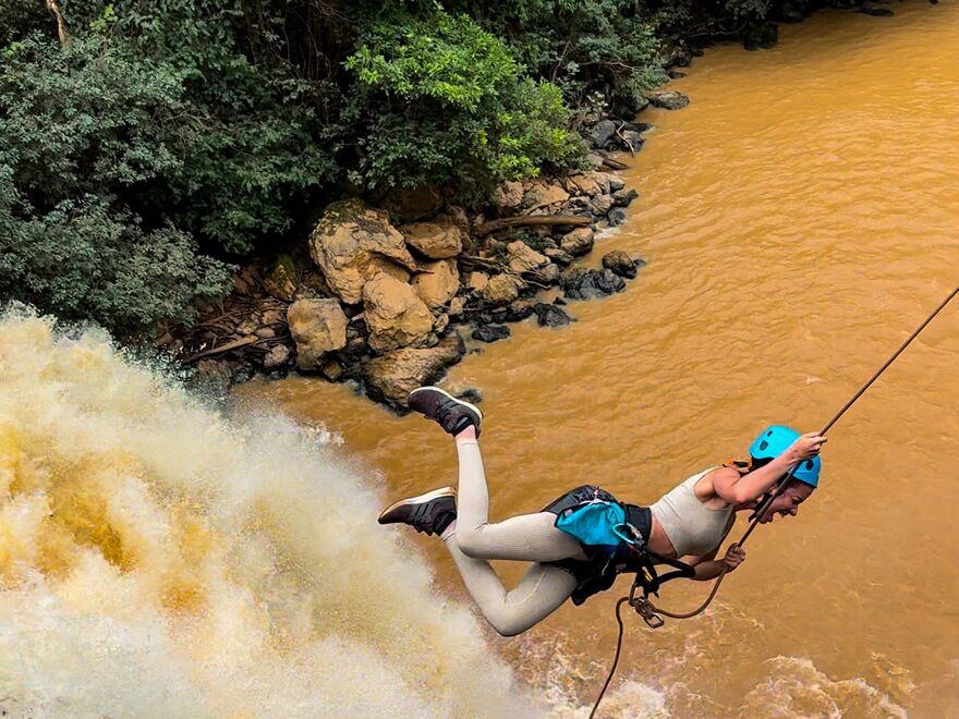 Salto pendular (rope jump) sobre o rio em Goiás