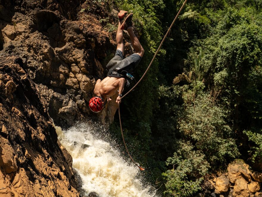 Pêndulo na corda sobre o rio em Goiás