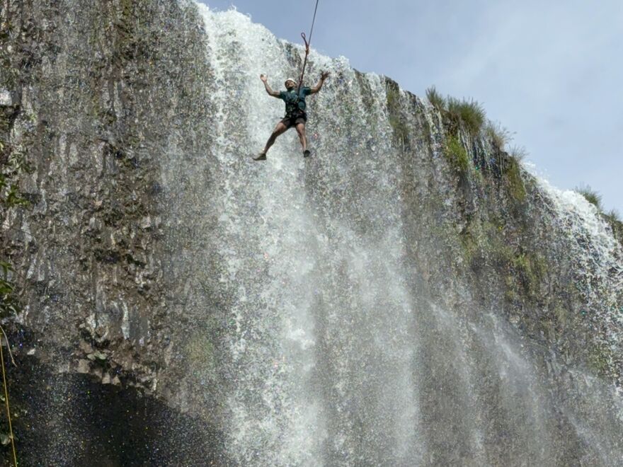 Salto pendular na cachoeira em Uberlândia-MG