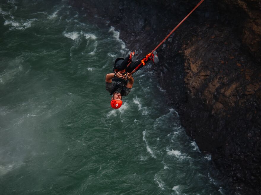 Adrenalina do rope jump em Minas