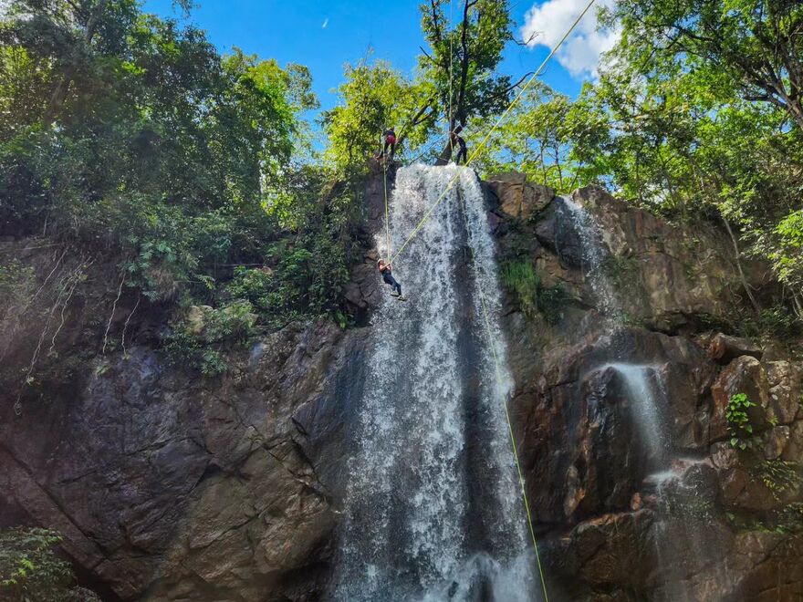 Cachoeira Tororó em meio à mata