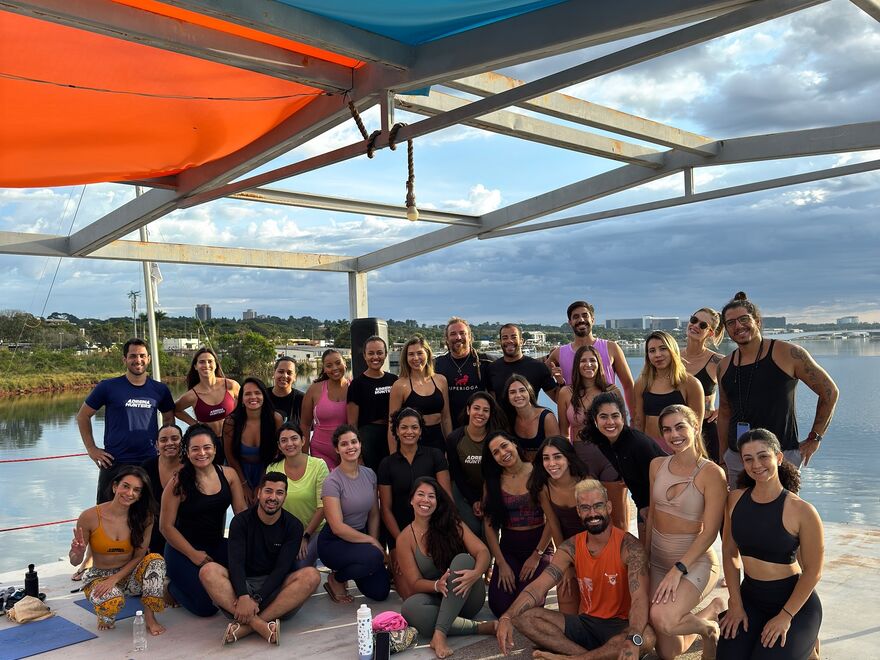 Comunidade reunida no deck após o yoga