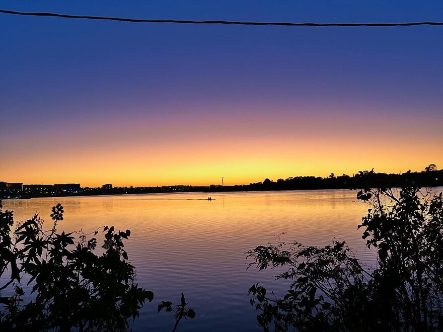 Pôr do sol no lago do Yoga Sunshine