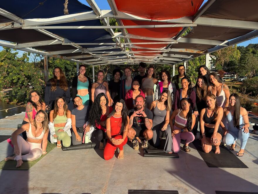 Turma do Yoga Sunshine no deck