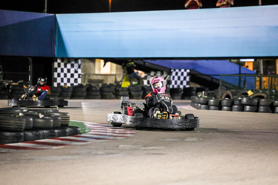 Dois karts da comunidade Adrena lado a lado na saída dos boxes