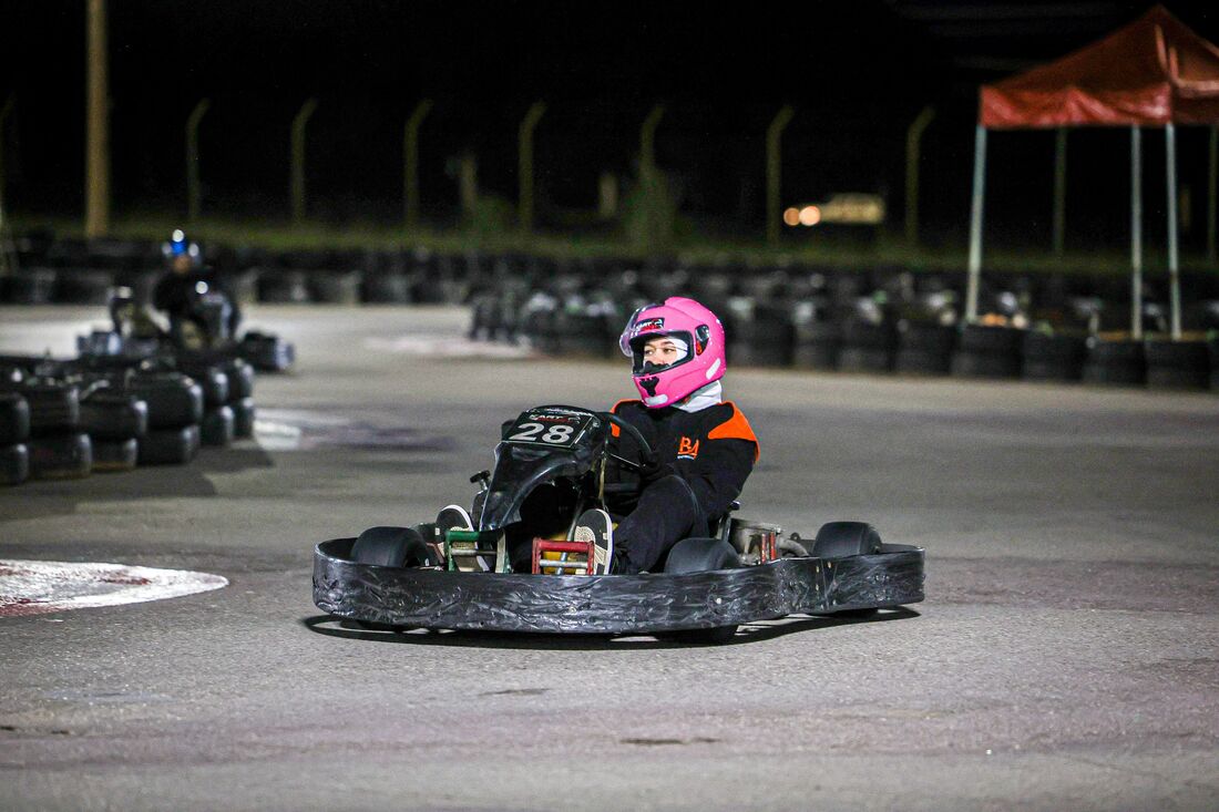 Kart em curva na pista à noite