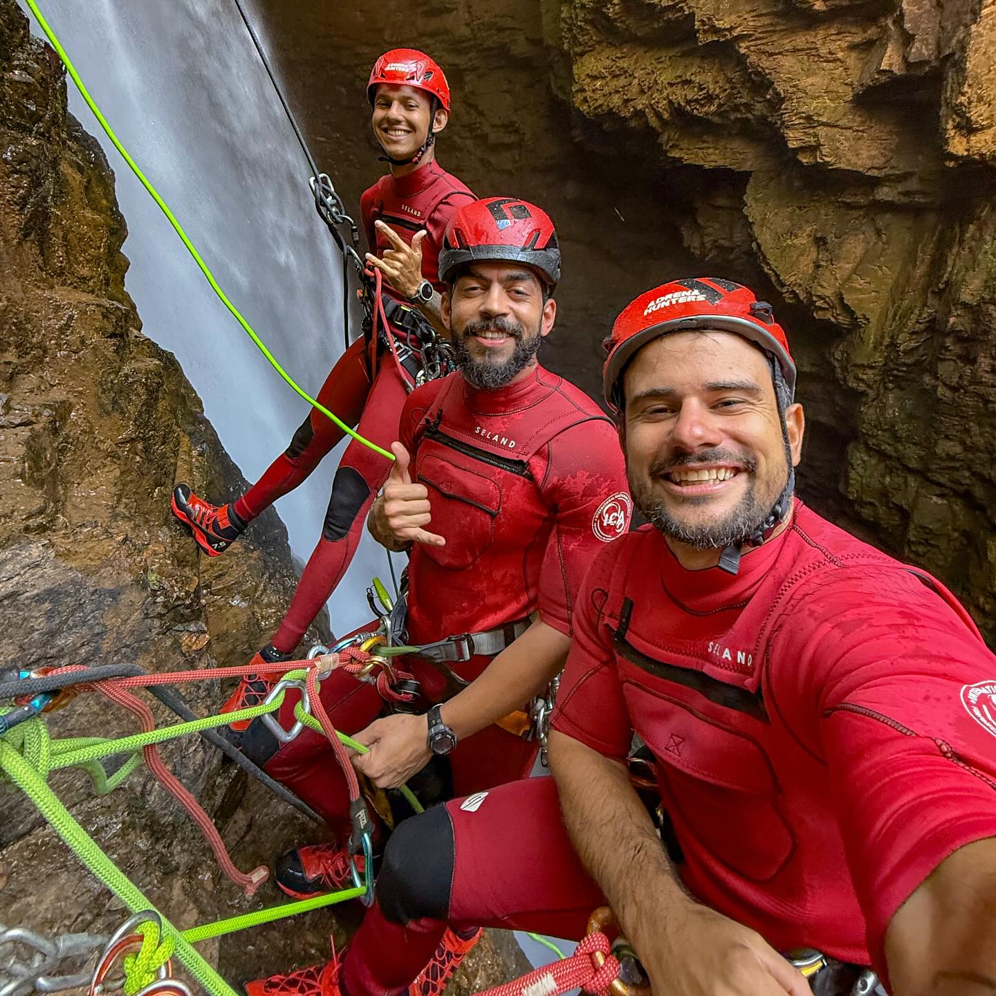 Equipe do Adrena Hunters durante uma atividade de canionismo